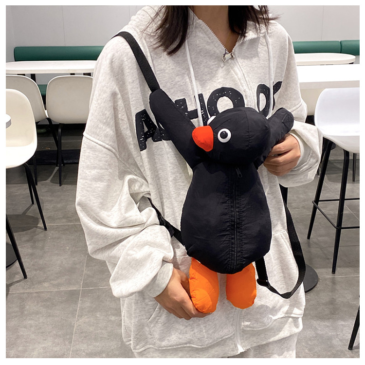 漫画面白いかわいい抱きしめるペンギンバックパックファッション人格ぬいぐるみバッグ子供のバッグショルダーバッグミニナップザックバッグ