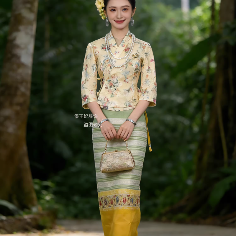 中国のダイ女性の伝統的な服の袖スカートと小さな花柄