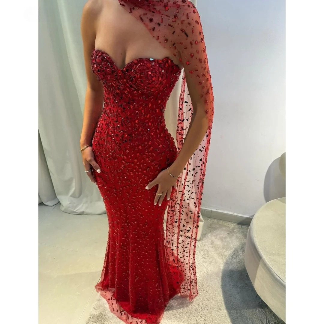 カスタマイズされた女性レッドストラップレスウエディングドレススパンコールワンショルダーケープvestidos de nocheマーメイドマキシフォーマルイブニング2025