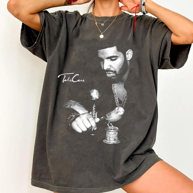 ドレイク Tシャツラップマーチグラフィック Tシャツ Takecare レアヒップホップグラフィックプリント Tシャツ新特大ファッション男性女性綿 Tシャツ
