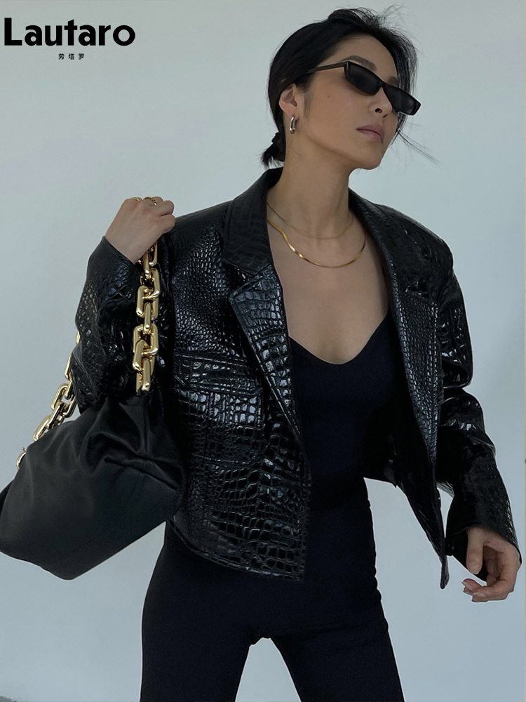 Lautaro 春秋ショートクールスタイリッシュな光沢のある反射ワニプリントパテント Pu レザージャケット女性滑走路ファッション 2023