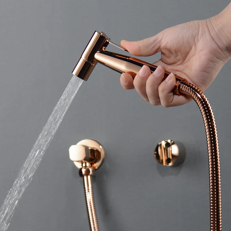 バスルームトイレビデタップキット。遮断弁が付いているつや消しの金の壁に取り付けられたビデ スプレー シャワーは黒く、ローズゴールドShattfを付けます