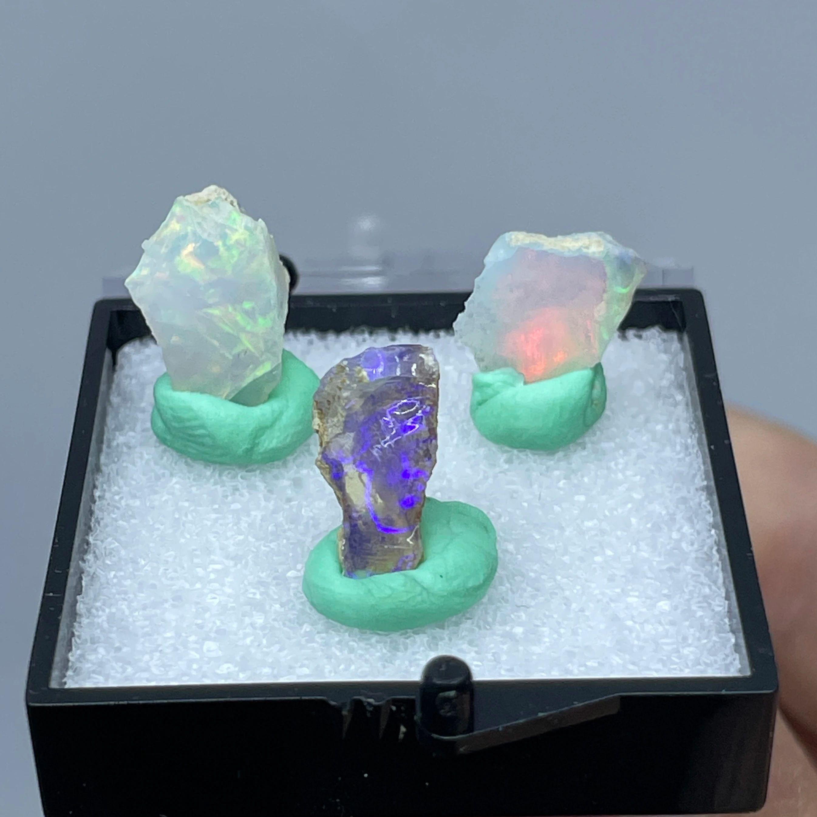 天然希少カラフルエチオピアオパール (水不要) 宝石鉱物標本箱サイズ: 34X34mm (照明が必要) 小さな亀裂あり