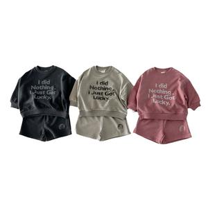 男の子と女の子向けの子供服セット、秋にぴったりの快適な長袖セーターとショートパンツのセット、赤ちゃん向けのカジュアルなツーピースセット。