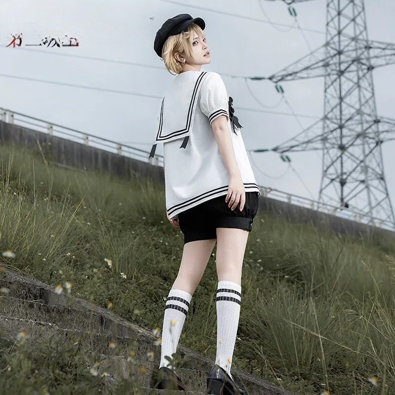 和風オリジナルスウィートブラックホワイトゴシックセーラー制服セット長袖/半袖トップス蝶ネクタイとショートパンツ衣装