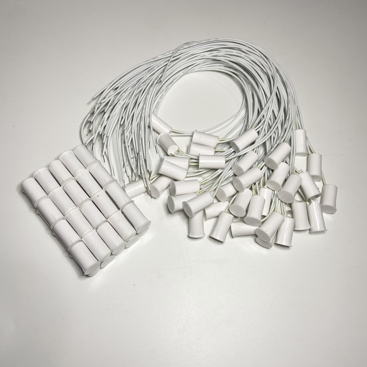 40 個プラスチックワイヤードアオープンアラームマグネットリミットスイッチホームセキュリティ検出器アラーム NC 信号磁気窓開口センサー