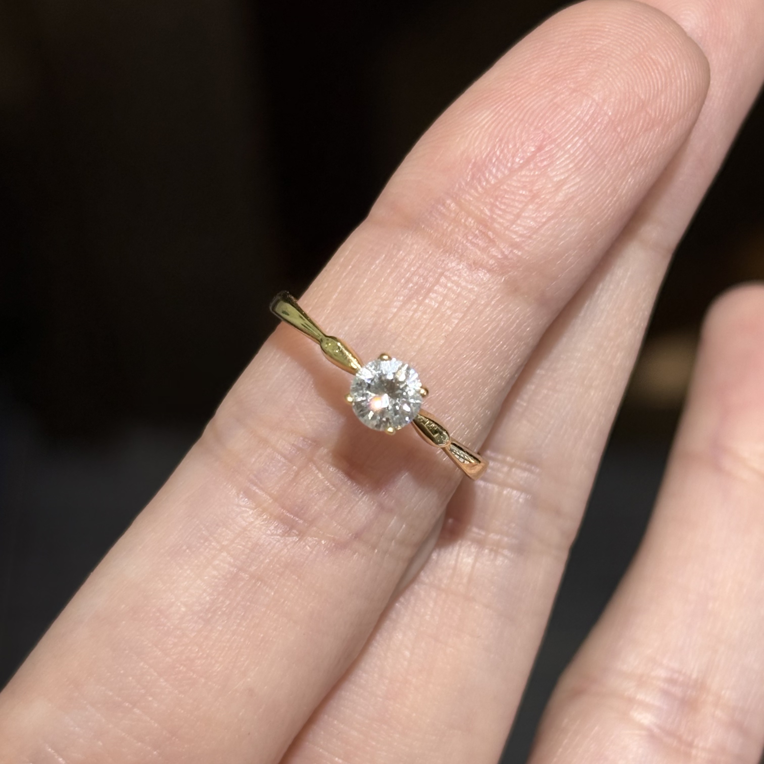 ANSTER カスタマイズされた 0.3ct ラウンドカットラボグロウンダイヤモンドリング IGI 9K/10K/14K/18K イエローゴールドリングファインジュエリー婚約指輪