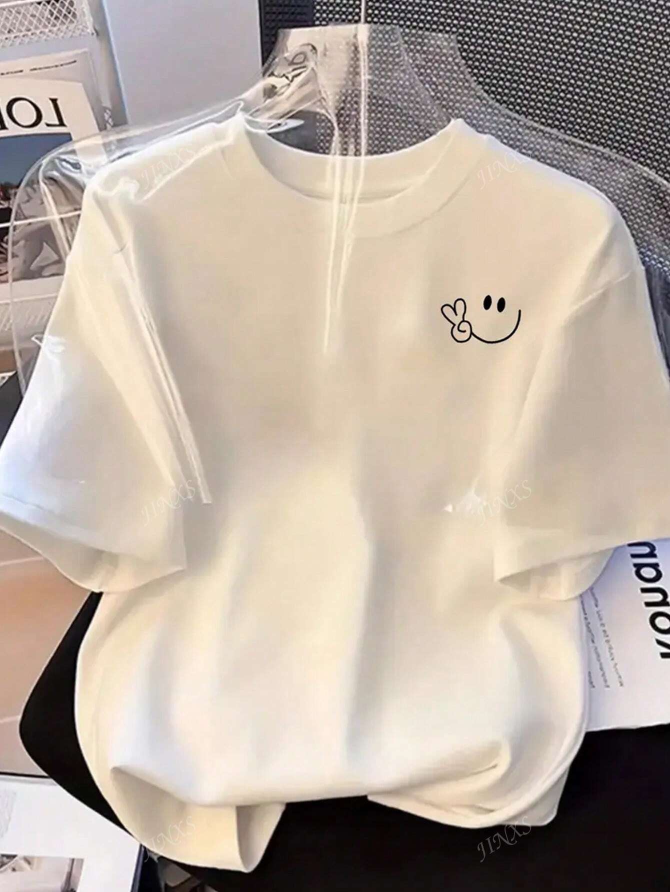 愛らしい笑顔とピースサインのデザインがおしゃれなTシャツは、遊び心のあるファッションを楽しむ曲線美の女性に最適です。