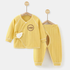 柔らかなコットン素材の幼児用服セット　かわいい黄色のジャカードストライプのラップトップス、羽のパッチ付きオープンクロッチパンツ　ベビー服