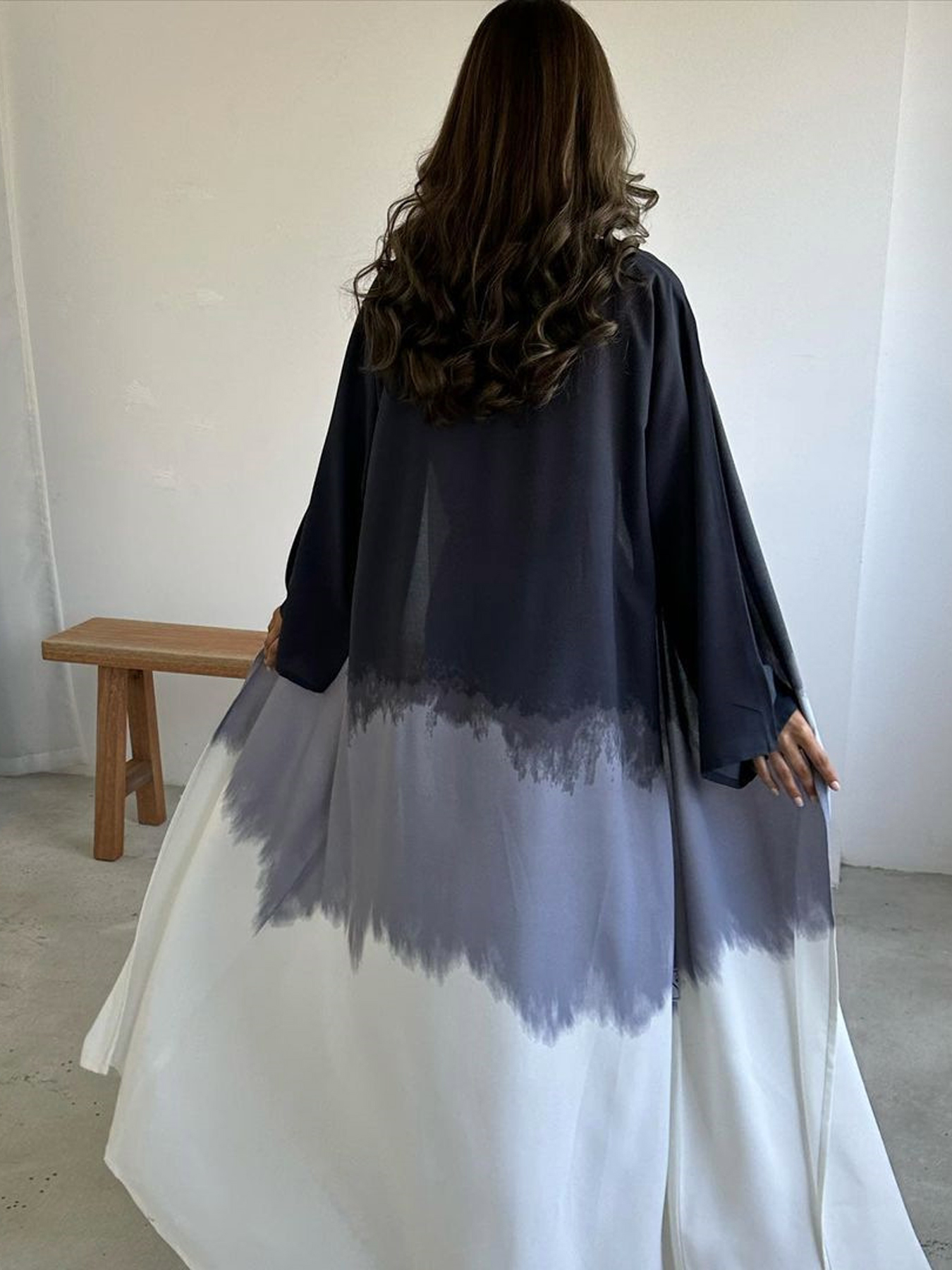 女性用アバヤファッションミディドレス。春と夏向けの中東イスラム教徒のロングローブ、絞り染めプリントのケープ付き
