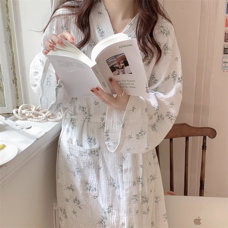 春夏のセクシーな女性のモーニングガウン、バスローブ、女性の白い花柄のルーズローブ、Vネック長袖ホームナイトガウン