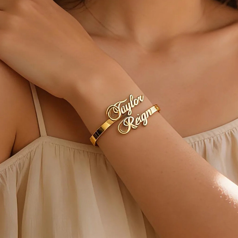 DOREMI 真空メッキ 18K ゴールドパーソナライズ彫刻ロゴパターンカスタムステンレス鋼ダブルネームバングルブレスレットカップル用