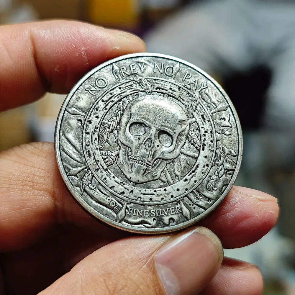収集価値のあるスケルトン海賊船白鯨銀貨エンボススカルデザイン - 海賊愛好家への完璧なギフト
