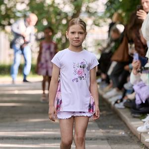 Stilnyashka 2381-7 夏用ガールズTシャツ、ローズプリント入りガールズシャツ、子供服卸売、ガールズトップス