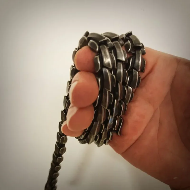 新しい屋外 EDC ポータブルメタルブレスレットキール鞭自己防衛鞭緊急サバイバルウエストチェーンツール