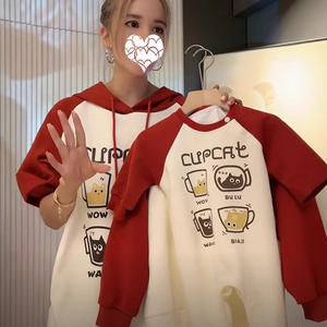 秋のカジュアルで通気性の良いユニセックスのファミリー服セット。母親、子供、赤ちゃん向け。長袖、3色のパッチワーク、ラグランスリーブ、漫画風デザイン、ポリエステルと綿の混紡素材。