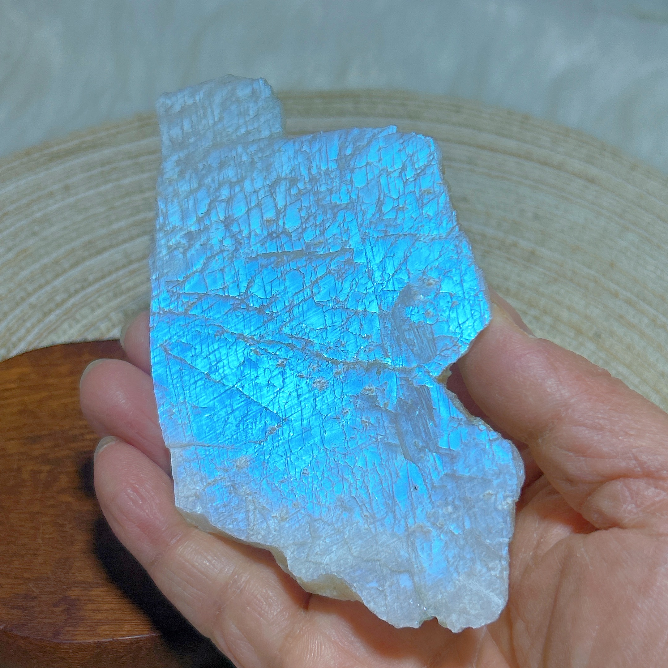 癒しの天然クリスタルブルー派手なムーンストーンスラブ高品質スライスパターンミネラル宝石家の装飾貴重なギフト