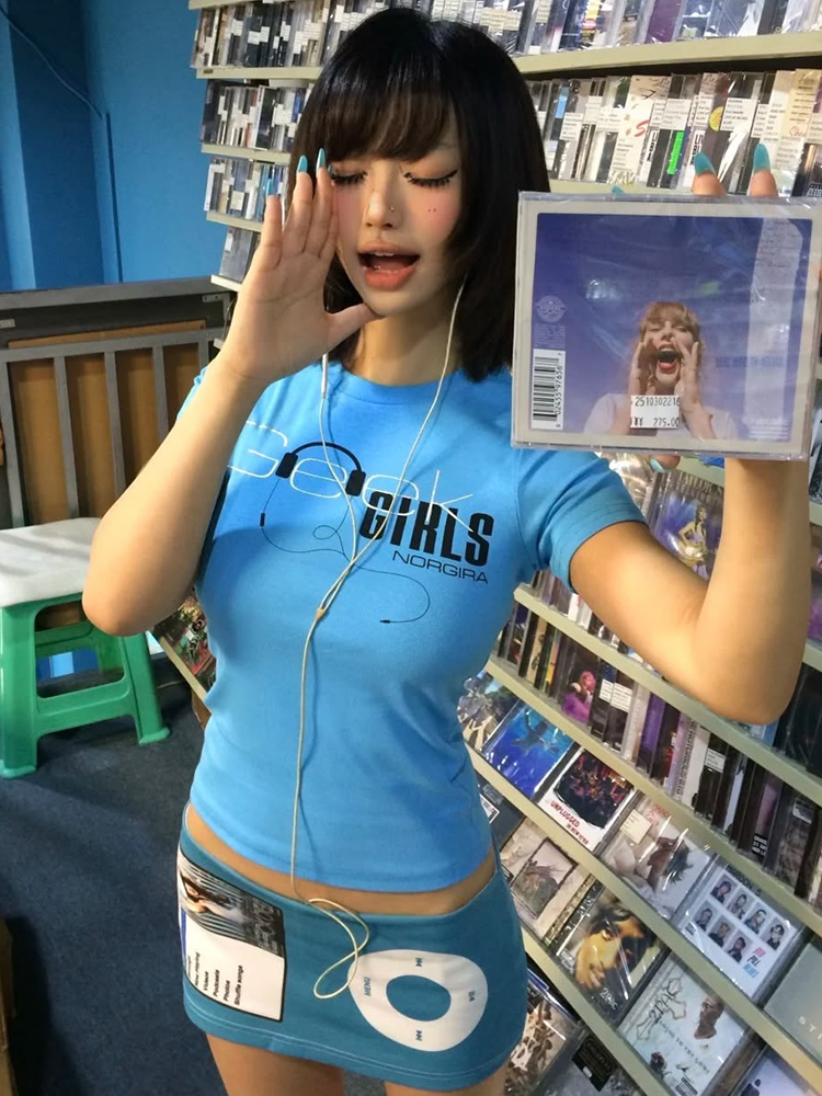 女性 Y2K 2 ピース衣装半袖クロップ Tシャツミニスカートセットレトロヘッドフォンプリントボディコンマッチングセット夏のツーピース
