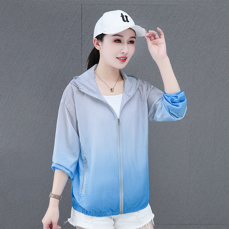 新しい女性のファッショングラデーションフード付き日焼け止め服春と夏のルーズでカジュアルな汎用性の高い紫外線耐性ジャケットコート