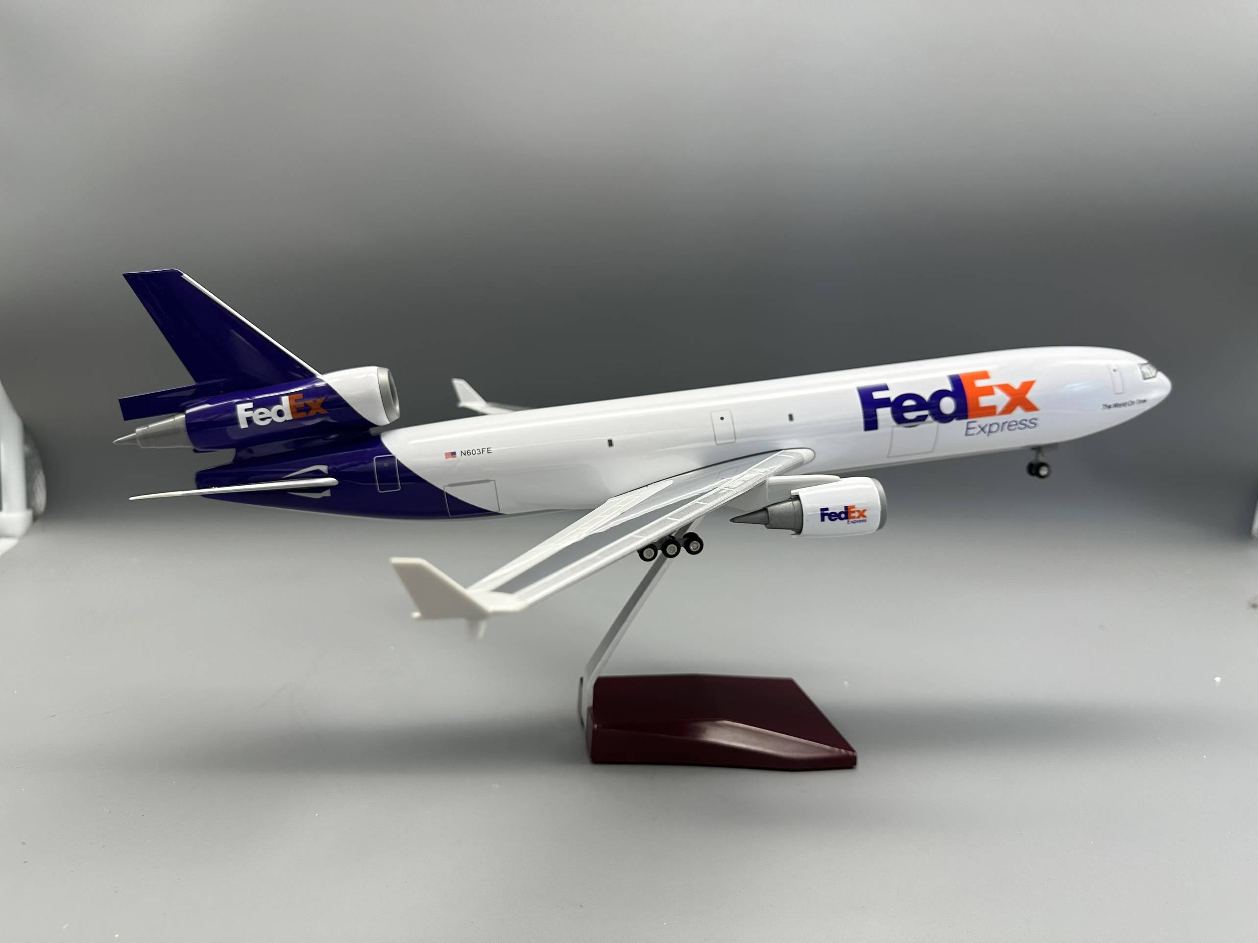 フェデックス貨物航空 MD-11 飛行機モデル樹脂プラスチックモデルレプリカ静的コレクション航空機車輪付きお土産飛行機おもちゃ
