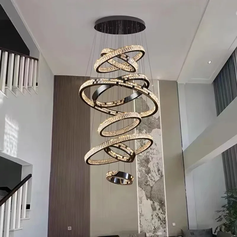 ヴィラデュプレックスの大きなシャンデリア、モダンでシンプルな階段、中空天井のリビングルーム、クリスタルライト