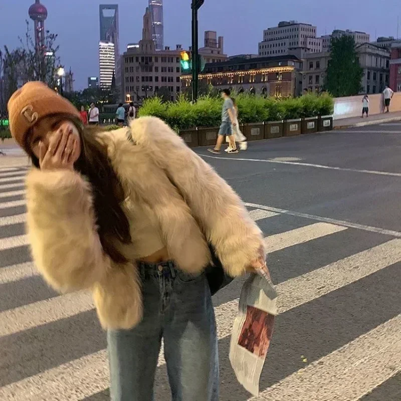 フェイクファーコートの女性服 Y2K 秋の新ファッションカジュアル模造キツネの毛皮のジャケット作物緩いすべて一致暖かい女性の冬