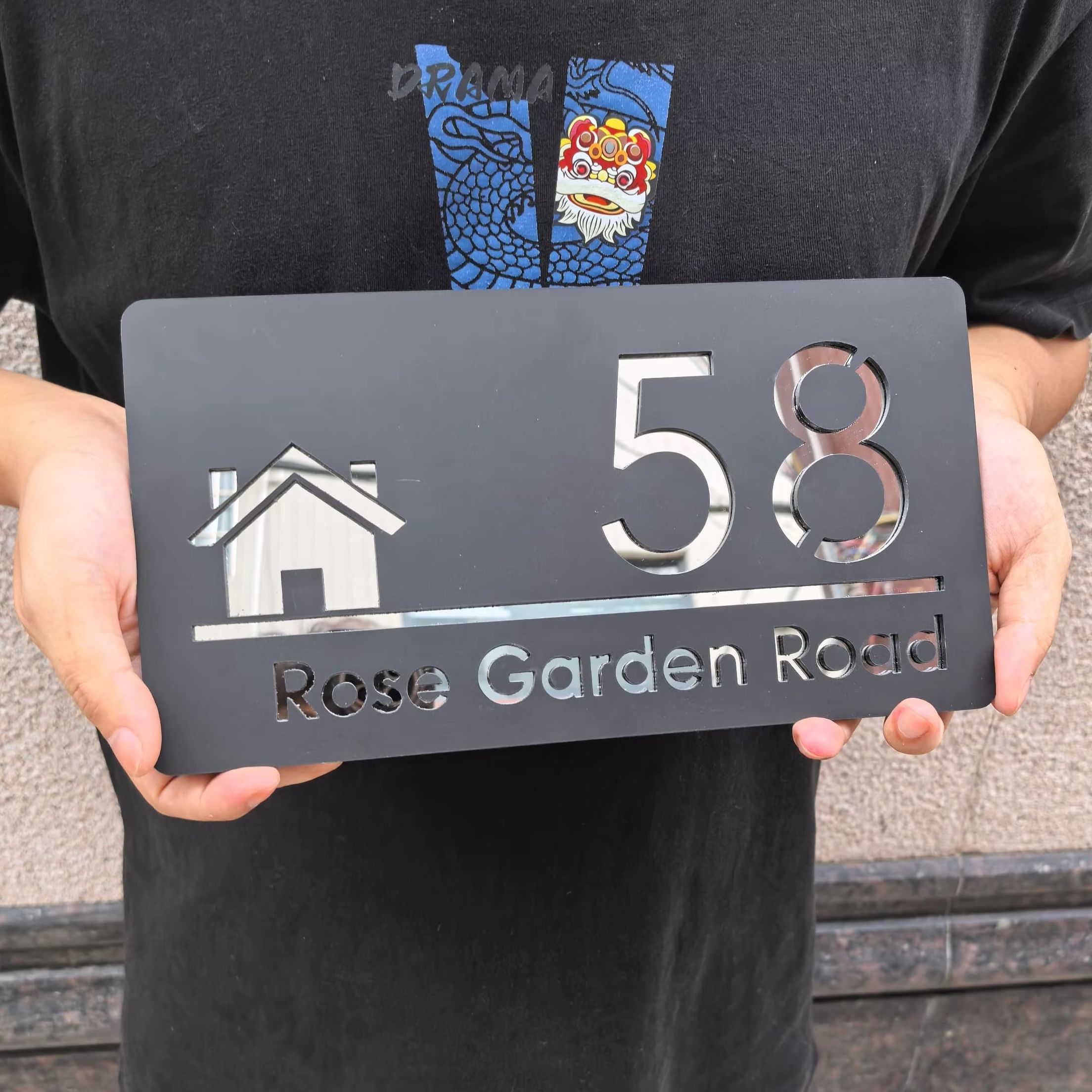 パーソナライズされたレーザーカットアクリル看板モダン家番号屋外プラーク家族名プレートドア看板マットブラックミラーシルバー