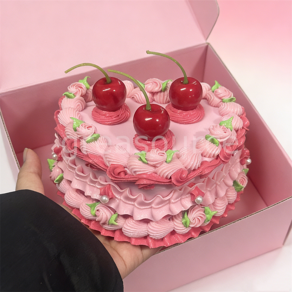 手作りハート型ケーキジュエリーボックスピンクチェリー装飾小物収納ケースクリームアイシングフリルエッジパールアクセント装飾