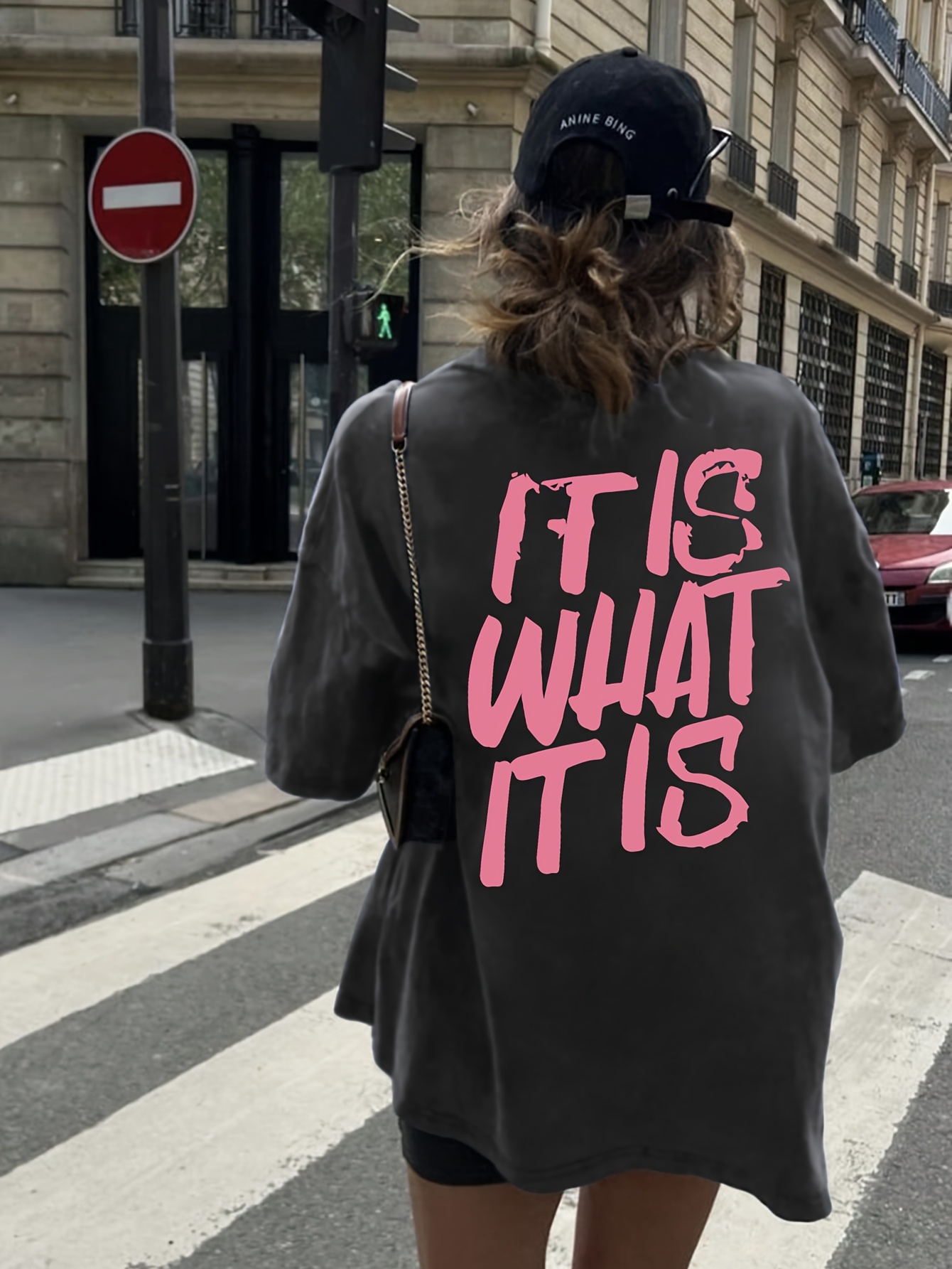 女性用カジュアルオーバーサイズTシャツ「It is What It Is」レタープリントリラックスラウンドネック両面グラフィックデザイン半袖