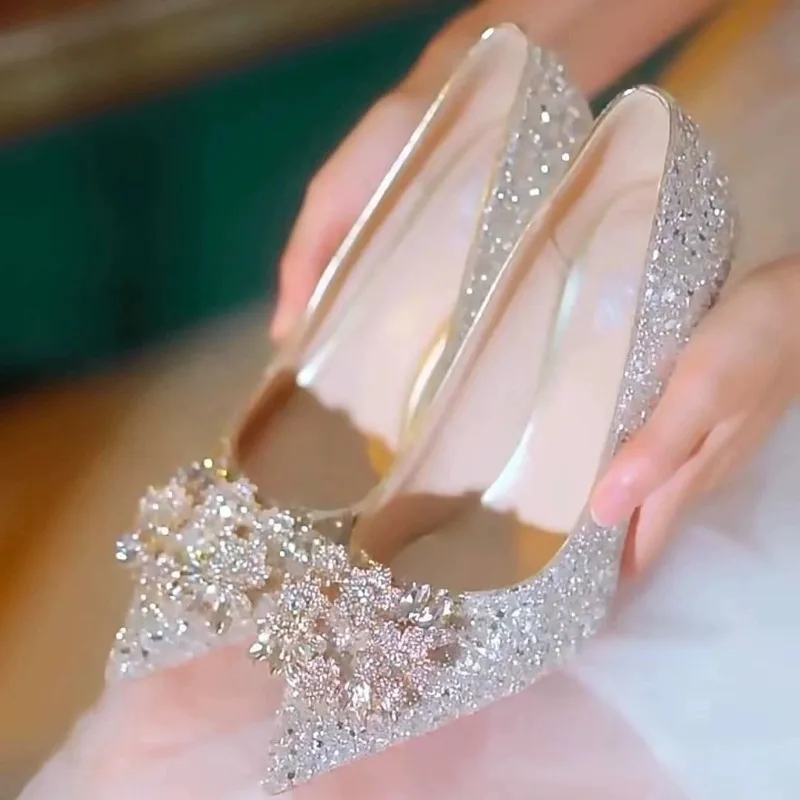 女性の光沢のあるポインテッドトゥハイヒールファッショナブルなクリスタル花嫁の結婚式のハイヒールパーティーギャザリング女性のスティレットヒールサンダル