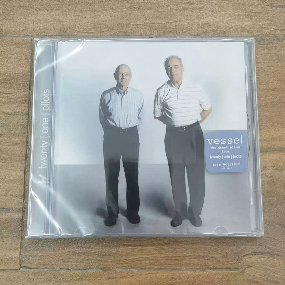 CD『Vessel』は、メジャーレーベルとの契約後にリリースされた公式デビューアルバムで、「Stressed Out」や「Car Radio」などの楽曲を収録している。
