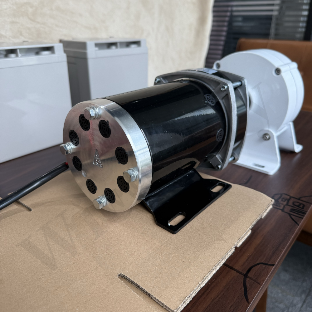 電動モーター 24V 減速機付き DC 48V 電圧モーター ギアボックス付き ブラシレスモーター 非同期 500W-2200W 低速モーター