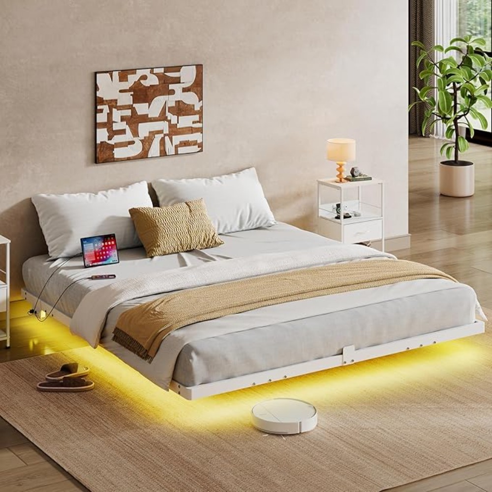 キングベッドフレーム、1500ポンドの高耐久金属プラットフォーム、LEDライトと充電ステーション付き、ボックススプリング不要、カスタマイズ済み