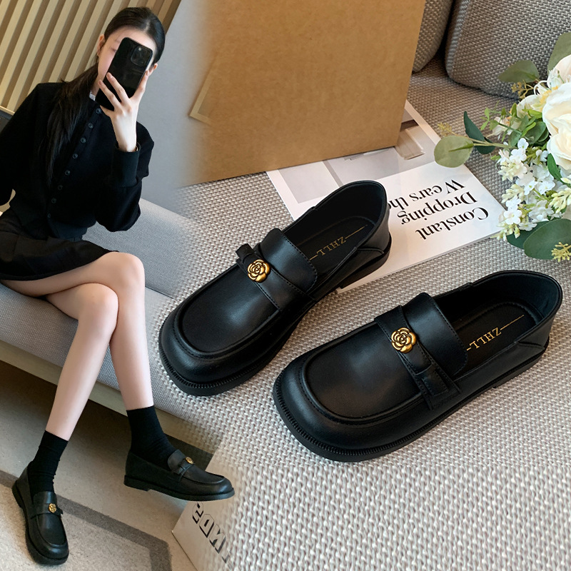 ゴールドローズバックルディテールとラウンドトゥの女性のためのブラックレザーローファー快適なフラットソールカジュアルオフィスや日常着
