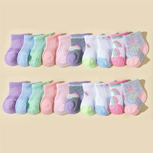 Remuldのカスタムロゴ入り滑り止め新生児用ソックス。0～3ヶ月用と6～12ヶ月用があり、男の子用と女の子用の綿製ベビー用滑り止めソックスです。