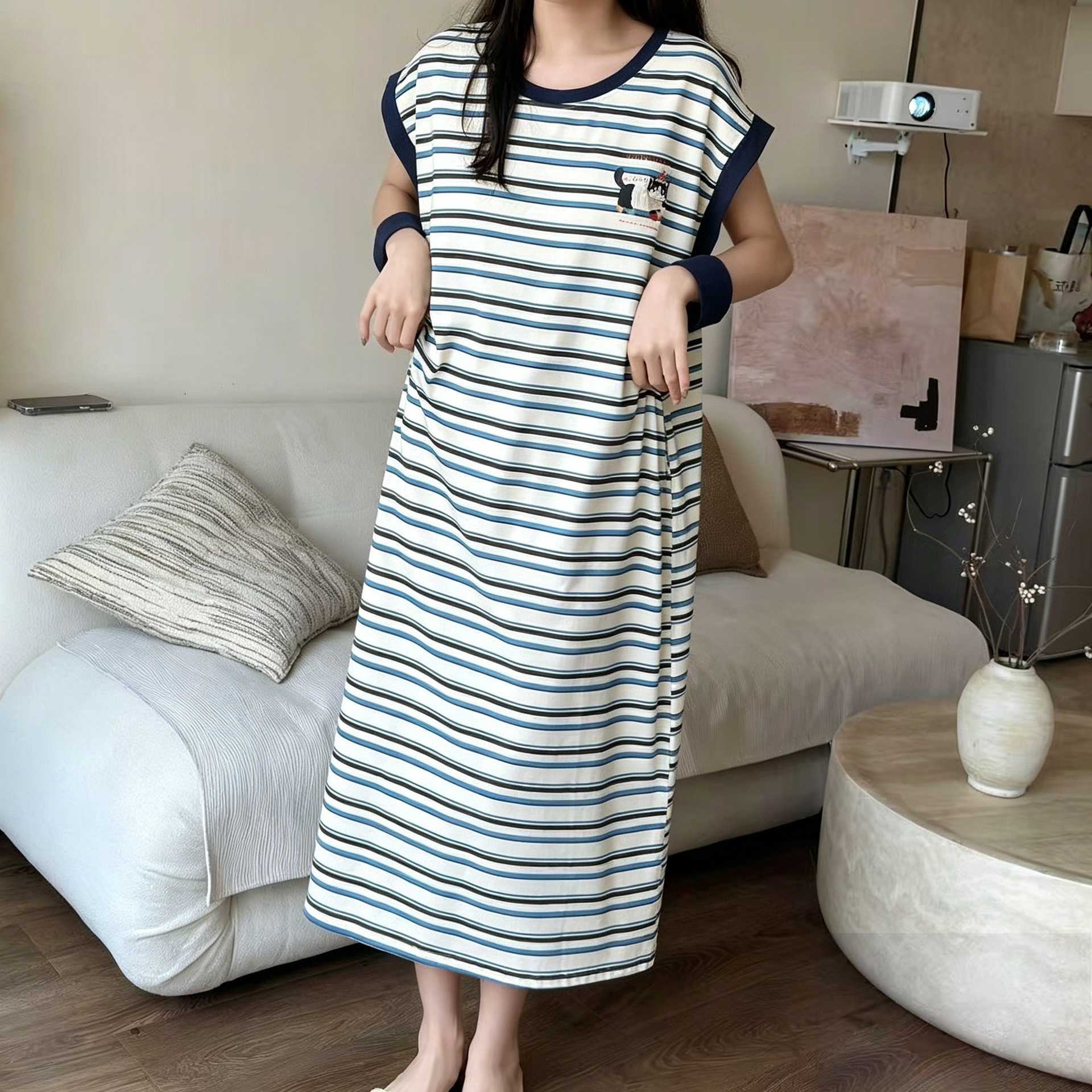 夏の新しい女性のプラスサイズのノースリーブストライプドレス、胸クッション付き、ゆったり、カジュアル、通気性、快適なホームパジャマ