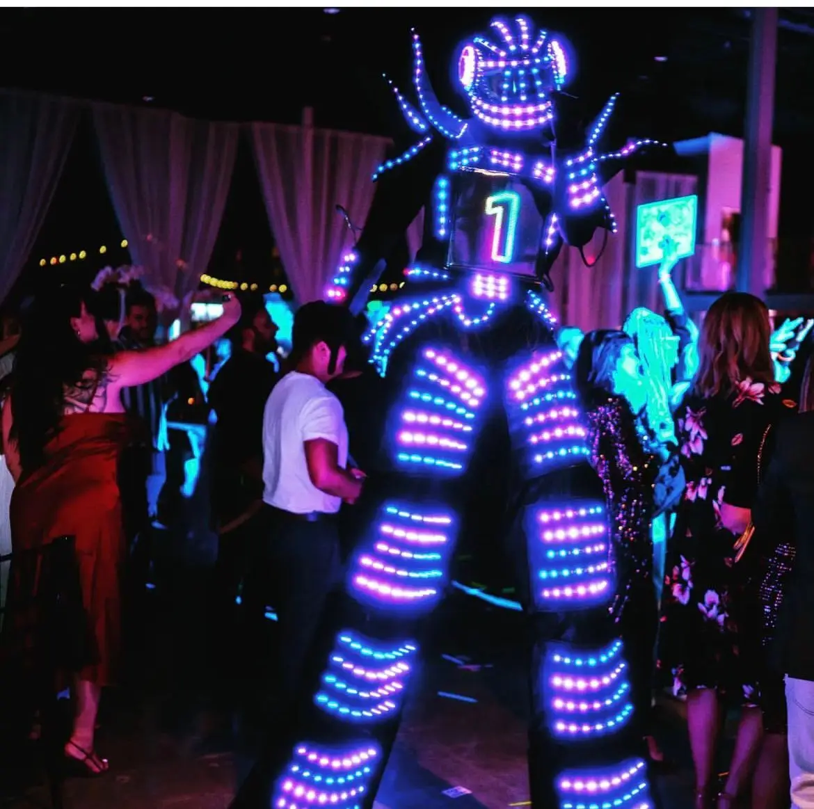 ピクセル LED ロボットスーツ衣装服竹馬ウォーカー衣装 LED ライトフルカラースマートダンス衣装パーティー用