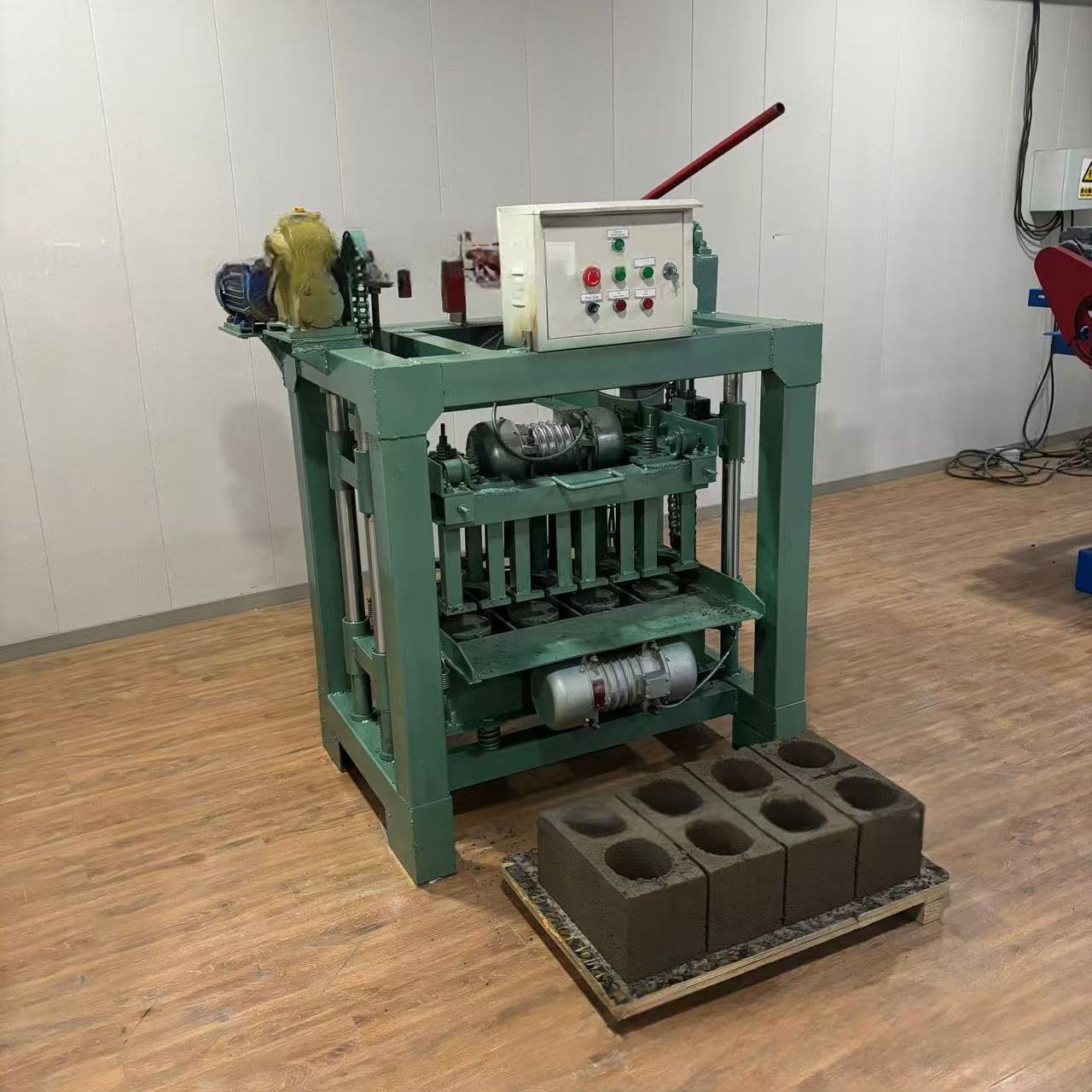 新着高密度赤コンクリートレンガ製造機セメントブロックレンガ製造機械