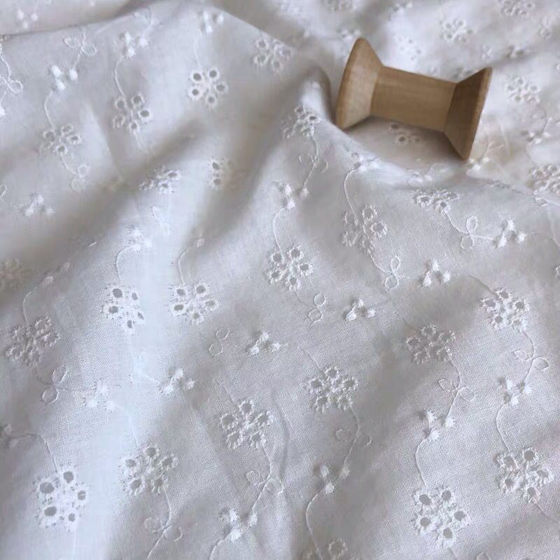 卸売 30 種類綿中空刺繍生地刺繍綿布デザイナー DIY パンチ刺繍レースヤードによる