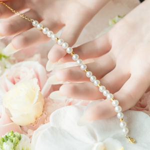 女性用ファッションジュエリー パールチェーンブレスレット、花嫁、母親、母へのエレガントな結婚祝いギフト、白い貝殻パールと天然淡水パールを使用