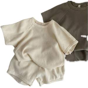 男の子向けの新しい夏服セット、カジュアルな子供服、男の子用Tシャツとショートパンツのツーピース服セット