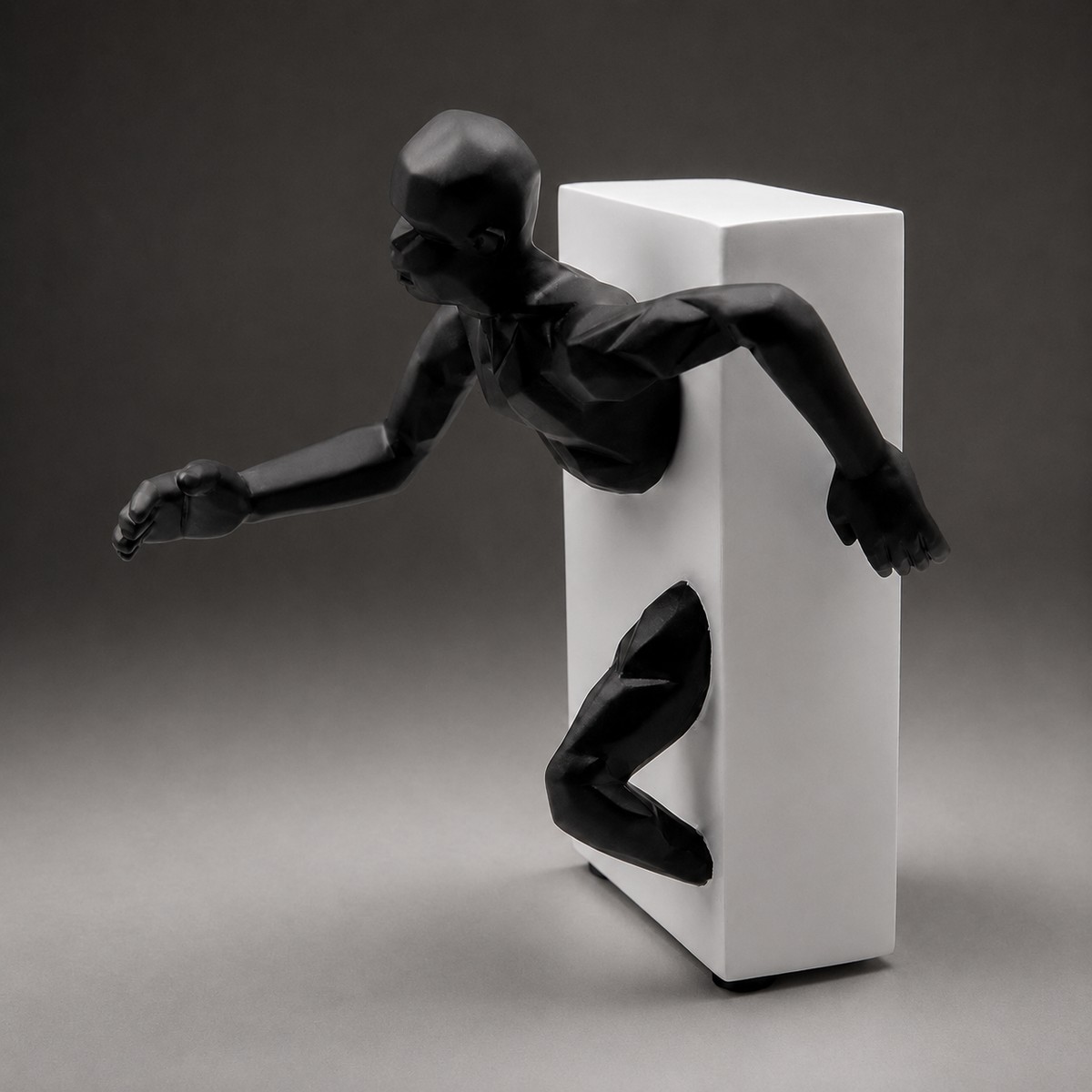 モダンな抽象ランニングマン樹脂彫刻、ダイナミックなフィギュア像、オフィスのデスクトップ用のミニマリストの家の装飾