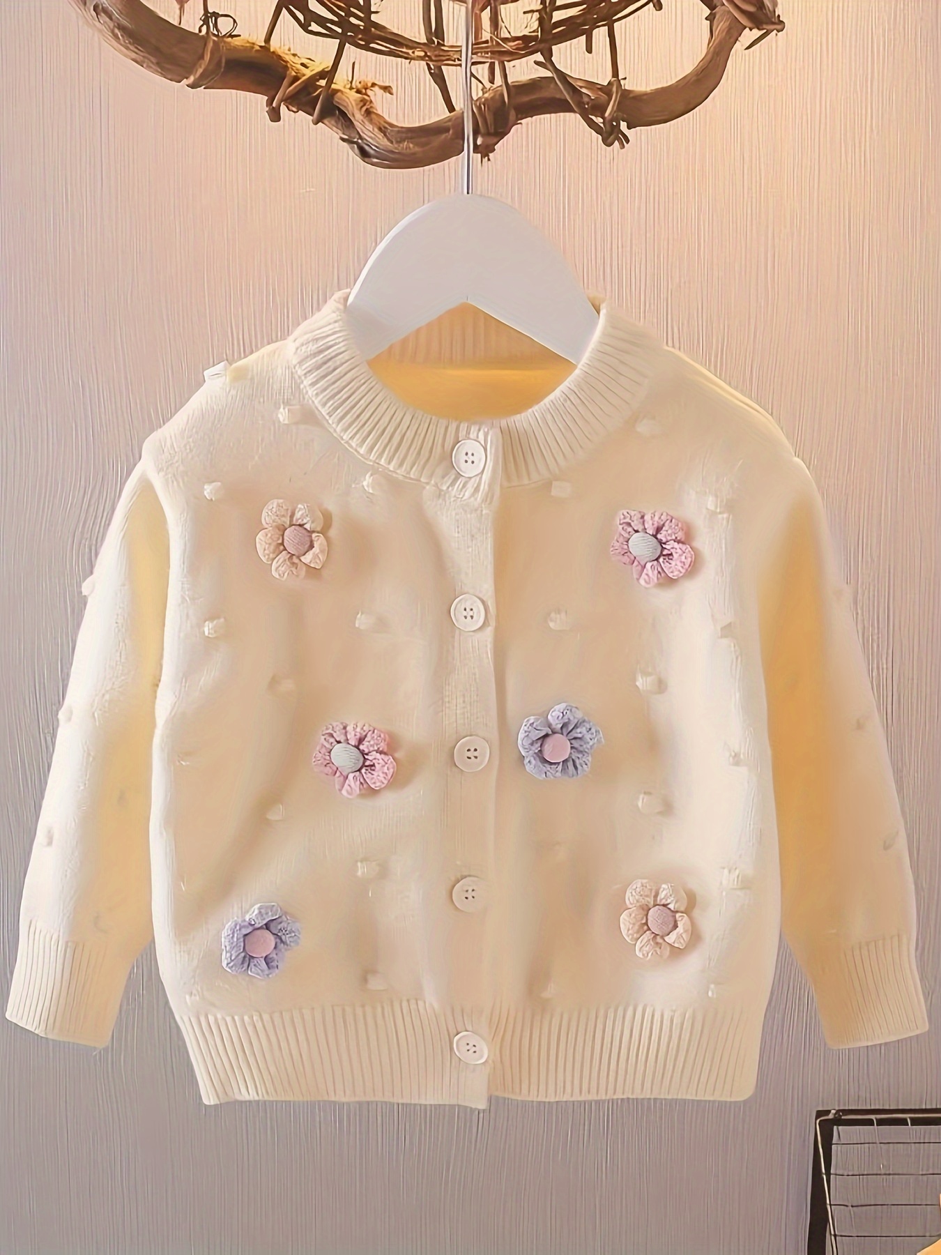 女の子の刺繍入り立体フラワーカーディガンセーター、女の赤ちゃんの秋の快適な、柔らかくて多用途なニットジャケット