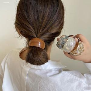 セルロースアセテート製の伸縮性のあるゴム製ヘアゴムのヘアアクセサリー。シンプルで可愛らしいデザインで、女の子にぴったりです。