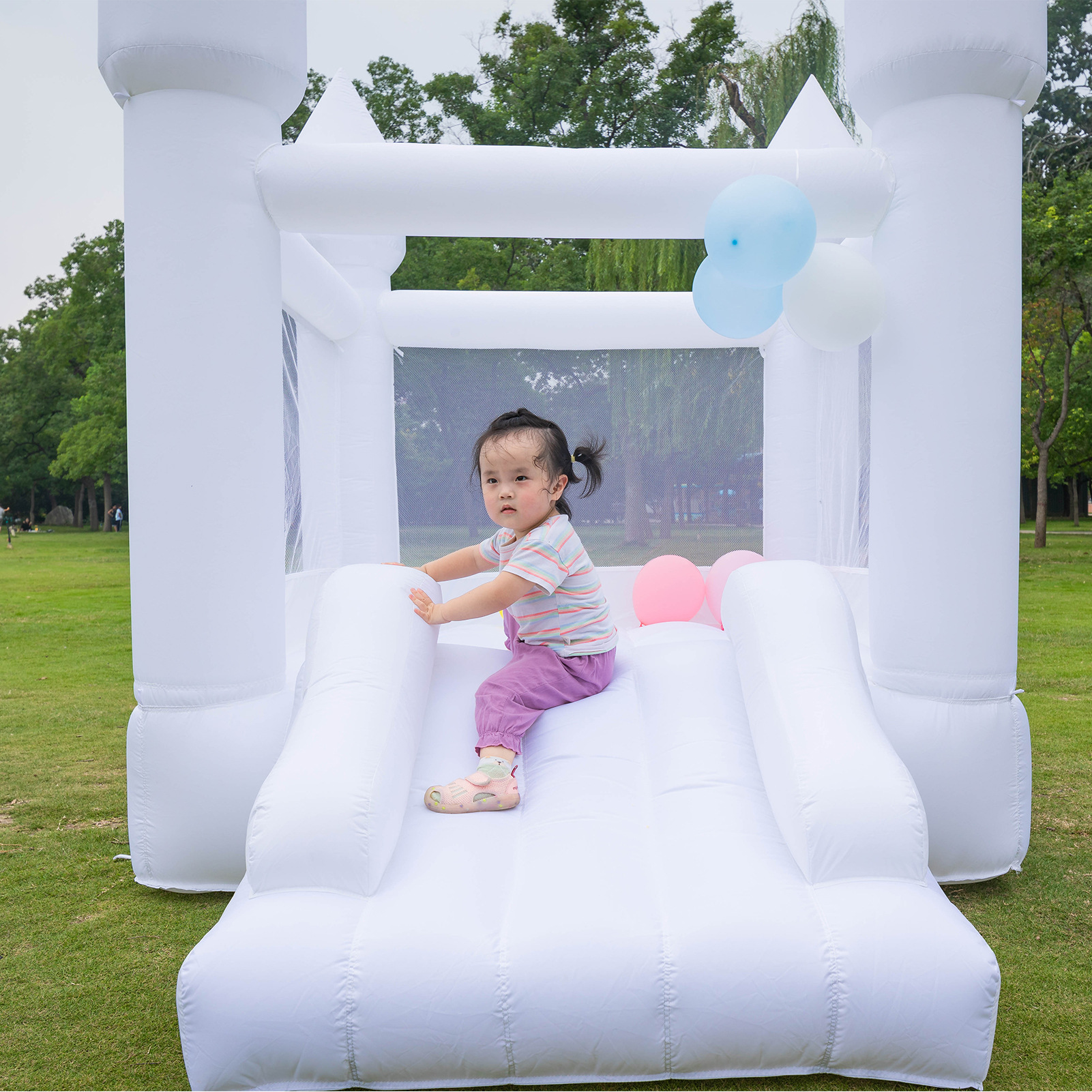 幼児バウンスハウスパーティー 8x6x6フィート インフレータブル ホワイトバウンス スライドカスタマイズ付き 子供 弾む城へのドア