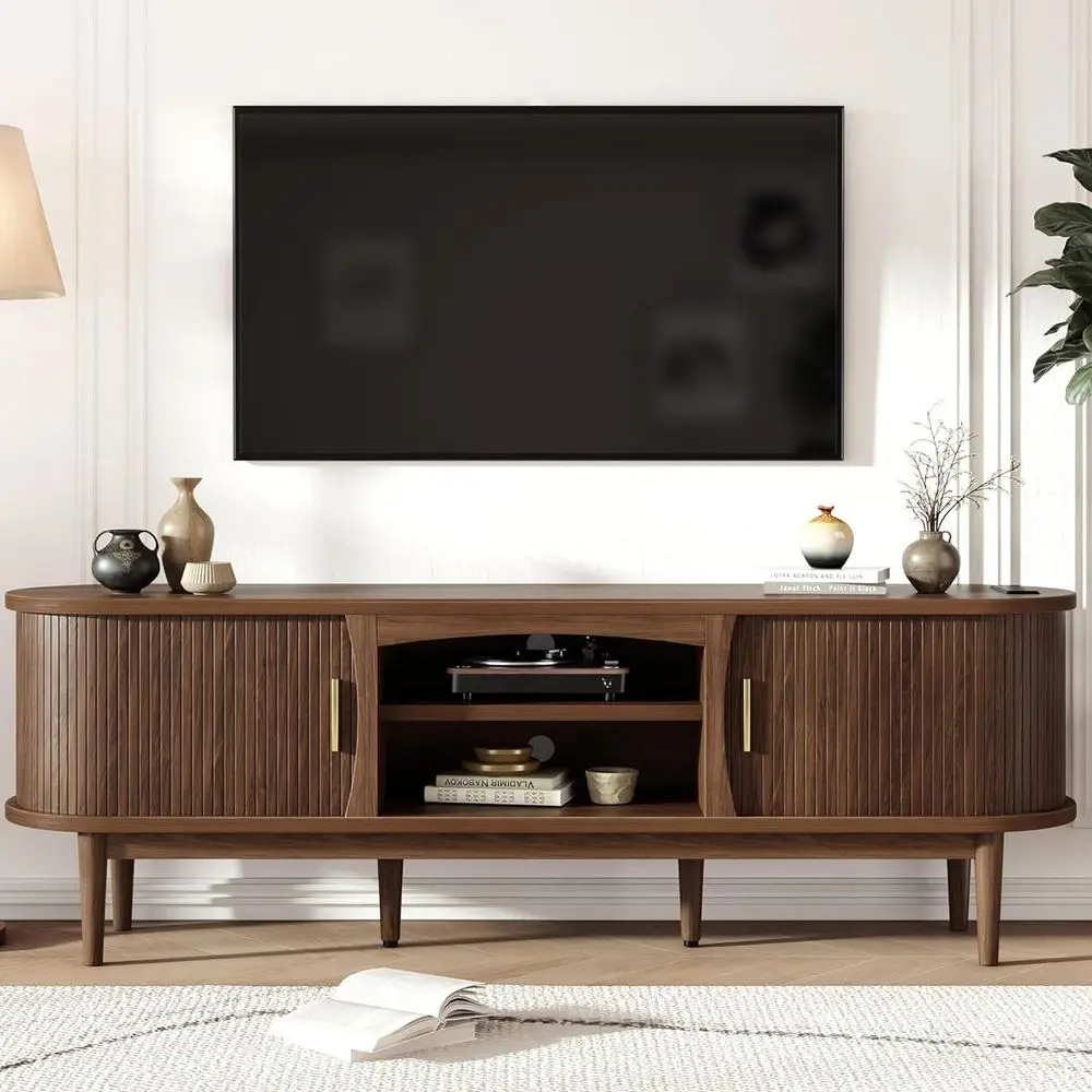ミッドセンチュリー TV スタンド (最大 80 インチのテレビに対応)、ストレージ、電源コンセント、溝付き引き戸付きエンターテイメント センター
