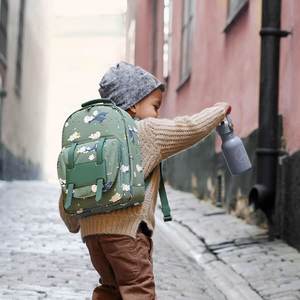 この新しい防水仕様の子供用バックパックは、男の子にも女の子にもぴったりの贈り物です。
