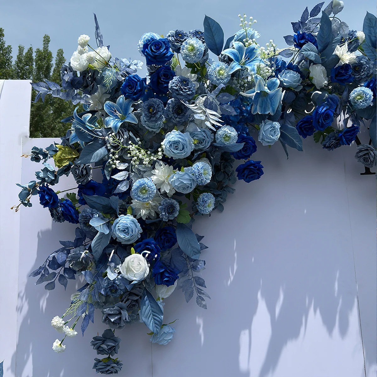 ヘイズブルーフラワー屋外造花結婚式の装飾ハングフラワー行道路リードフラワーボール花の背景アレンジメント