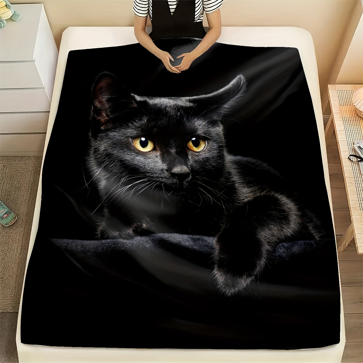 黄金の目の神秘的な黒猫ブランケット - 柔らかく、居心地が良く、スタイリッシュな装飾で、究極の家の快適さと理想的なギフトの選択になります。