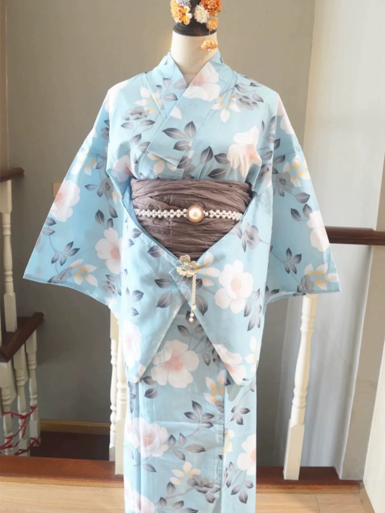 浴衣 日本の伝統的な着物スタイルの綿の女性のドレスと紺の椿模様の若い女性の着物